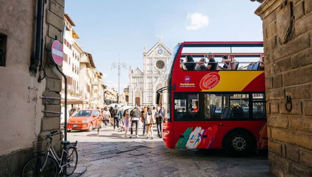 L'autobus turistico attraversa il centro città