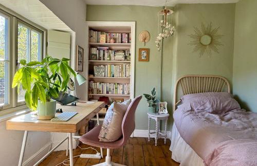 Charming Escape - Dog-Friendly Writer's Stone Cottage in the Stroud Valleys - Photo 7