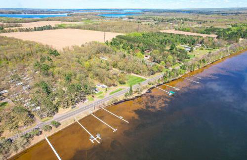 Rustic Cabin with Fire Pit, Steps to Sand Lake! - Foto 37