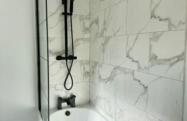 NEW Unique 4 Bed Families Contractors 靠近唐人街 - Foto 9