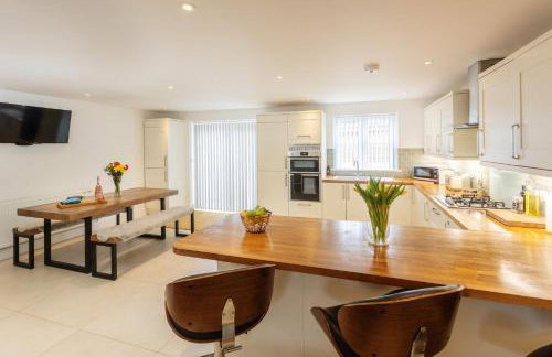 Luxe Detached 3 Bed Luxe House on Exclusive Private Estate Close to Coast Free Hot Tub Sleeps 6 Private Parking for 2 Cars - Photo 40