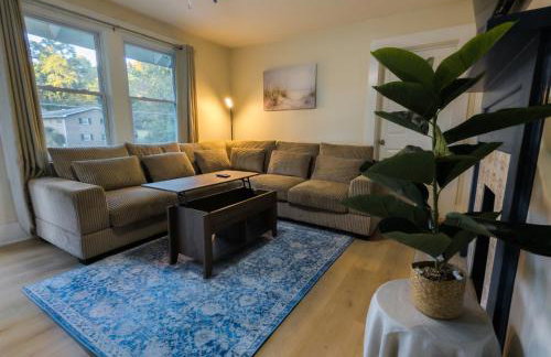 The Crestwood - 3BR Home with Parking - Near Atlanta and Stone Mountain - Photo 22