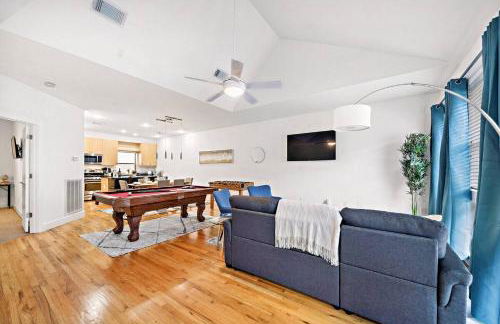 Houston Getaway by Downtown Pool Table Pets - Photo 6