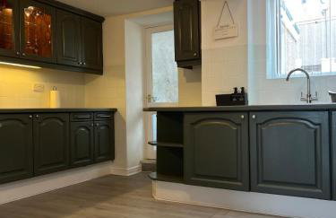 3BDR Town House in the Heart of Holyhead - Free Onsite Parking - Foto 12