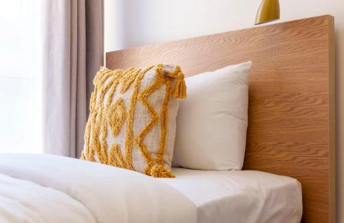 Bright 2BR flat off trendy Chiswick High Road - Photo 16