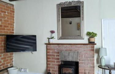 Cosy character cottage in central Marlborough UK - Photo 10