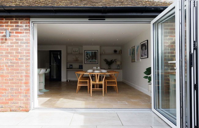 Chic 4-bed Coastal Retreat in Heart of Bosham - Photo 14