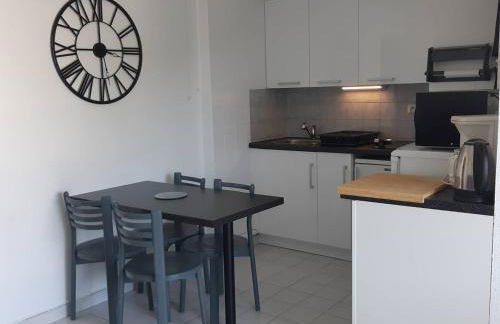 2 Pièces avec Piscine, Proche Plage et Commerces, Quartier Calme avec Parking Privé - FR-1-328-145 - Photo 6