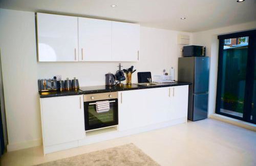 Perfect 1 Bed Apartment Sleeps 5 1 Kingsize bed 1 double Sofabed & Foldable Single bed Free Parking Wifi good transport network shopping Holiday Makers Families Contractors in North London - Photo 55