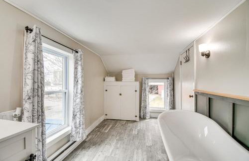 Auburn Finger Lakes Farmhouse with Open Views! - Foto 15