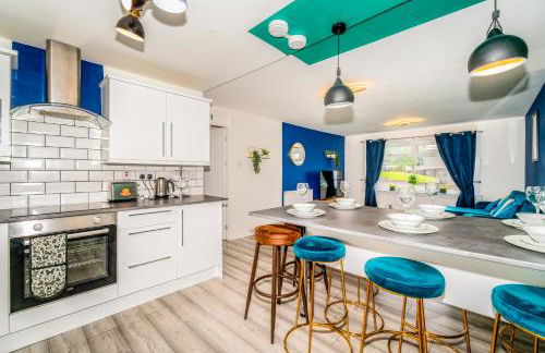 Sleek and Stylish 3 Bed in Greenock - Sleeps 8 - Photo 6