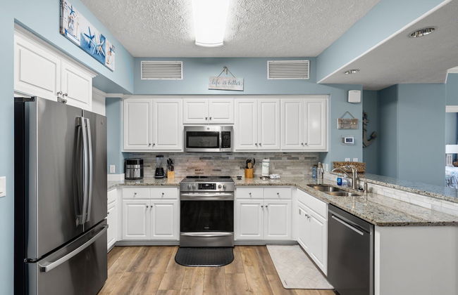 Beautiful Condo with Spacious Balcony to Enjoy Fascinating Ocean View - Unit 1002 by RedAwning - Foto 12