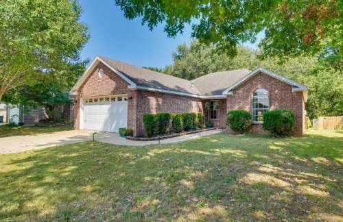 Charming Arkansas Retreat with Deck, Near Downtown! - Foto 22