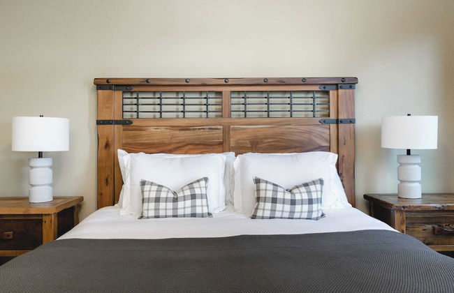 Klamath by Avantstay Gorgeous Mountain Home w/ Fire Pit, Spa & Lake Views - Photo 7