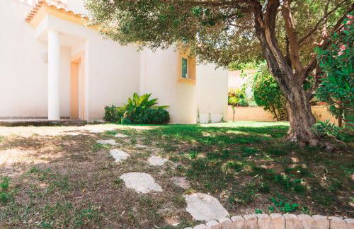 Bright villa with salt water pool - Photo 22