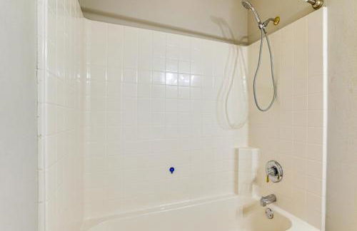 Group-Friendly Burleson Getaway with Outdoor Oasis - Foto 17