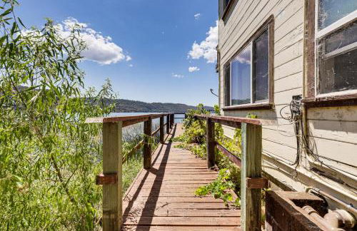 Watefront Getaway with Mtn Views and Dock in Clearlake - Foto 23