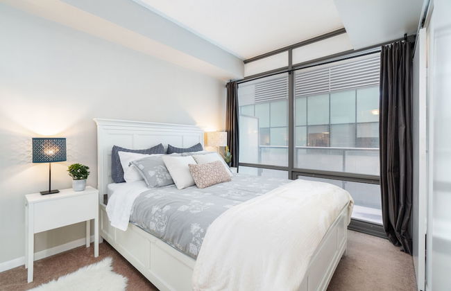 QuickStay - Luxurious 2-Bedroom Condo, Downtown Core - Photo 5