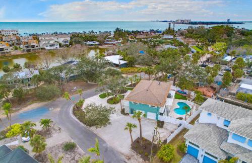 Home ON Key with pool, hot tub, putting green, arcade games, bike & mins to beach! - Foto 64