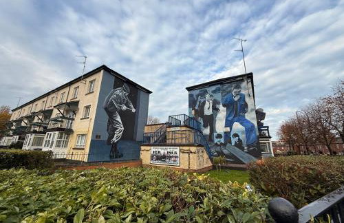 2BR City Centre Apartment By Travel Lets Short Term Rental Agency Derry With Free WiFi - Foto 13