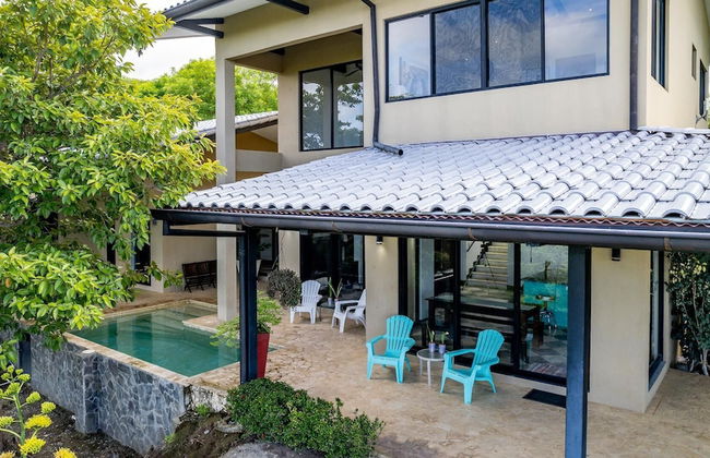 Nostalgic Retro Home on Luxurious Lot with a Private Infinity Pool and Ocean Views - Photo 15