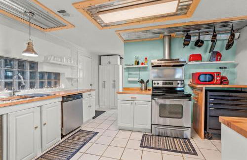 Upscale Modern Home with perfect triad location - Photo 4