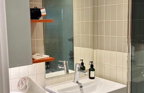 High Floor Modern 1BR Stunning Views Balcony Portable AC Free Parking - Photo 13