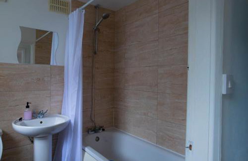 5BR House, Free Parking, Fast Wi-Fi, Sleeps 10 - Foto 23