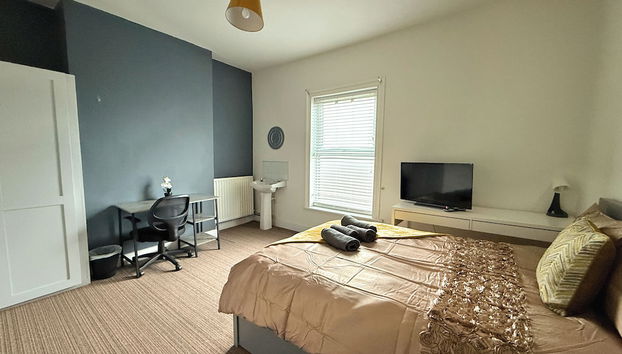 Spacious 6BR Property with Parking - Foto 5, Habitación