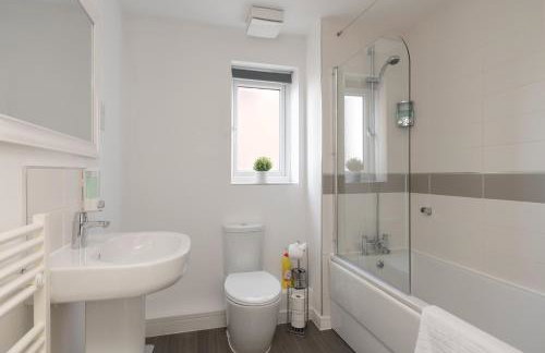 Comfortable 2-Bed Home with Parking & Fast Wi-Fi! - Photo 3