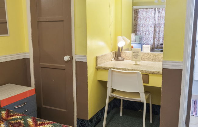 The New Star Motel with Studio-Kitchens: 1950s Extended-Stay Lodging and Retreat Center - Photo 18