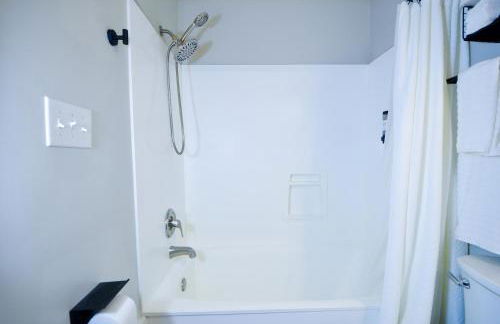 Private 1 Acre Retreat, Spa, Firepit, Gym, Chickens, King Suite, Pets - Foto 46