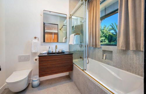 Luxury 6BR Beverly Hills Villa with Pool and Views - Photo 38