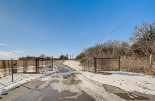 Patio and Fishing Pond! Modern Barndominium Near KC - Foto 30