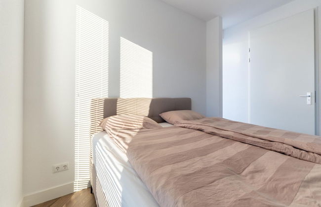 Cozy Villa With Lakeside Views - Photo 3