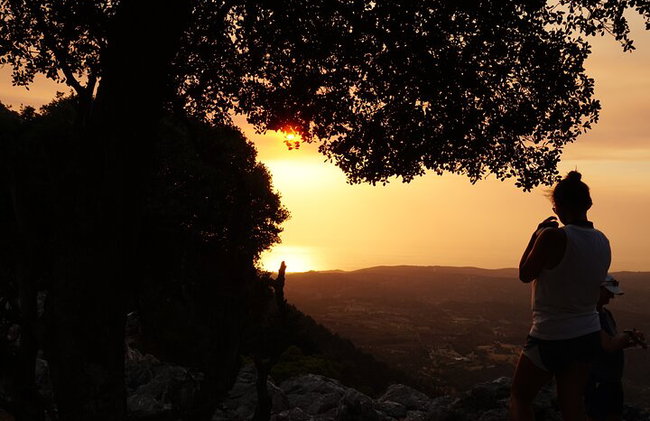 Caminata al atardecer Profitis Ilias Mountain - Foto 5