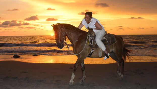 Faire du cheval sur la plage