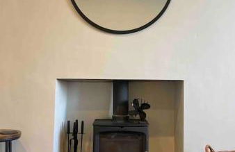 Lovely 2 bed apartment with hot tub log burner and off street parking - Foto 8