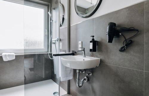 NASA Homes ruhiges Apartment WLAN Arbeitsplatz Balkon Hotelbetten - Foto 32