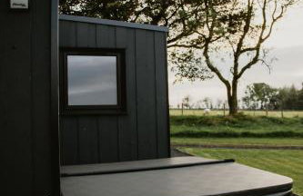 Luxury Glamping Cabin sleeping 4 People with Private Hot Tub and BBQ with views across the North Coast Ballycastle Pod 2 - Foto 5