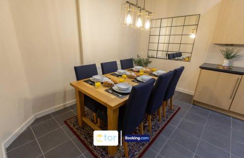 Large 2 Bedroom Apartment By The One Retreats Short Lets & Serviced Accommodation Horley Close To Gatwick Airport - Foto 50