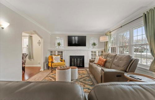 5 Mins to UND - Cozy 4BD with BBQ & Pool Table - Foto 1