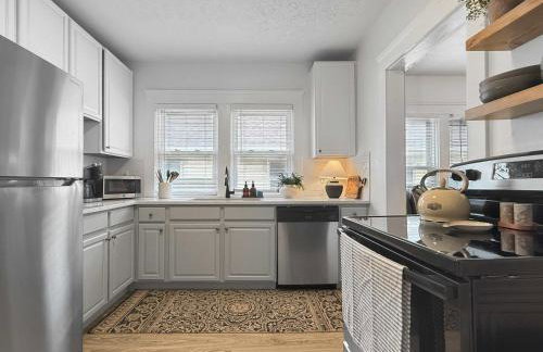 Chic Lakeside Retreat Steps from the Beach - Foto 8