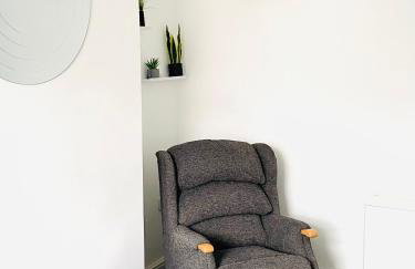 Beautiful 4 Bedroom 2 bathroom House close to city centre - Foto 12