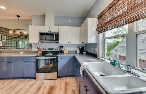 Renovated 2BR by Riverwalk & Medical District - Foto 12