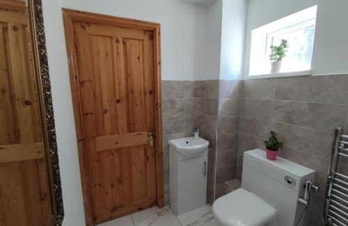 3 Bedrooms, PARKING 3 cars, GARDEN, Wi-fi, CONTRACTOR STAY, close to the Beach, Shops, Hospital, Airport - Foto 17