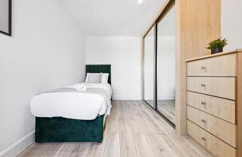 3 Beds Home walking distance from Shirley High Street - sleep 7 - Free Parking - Pool Table - 50" TV - Foto 33