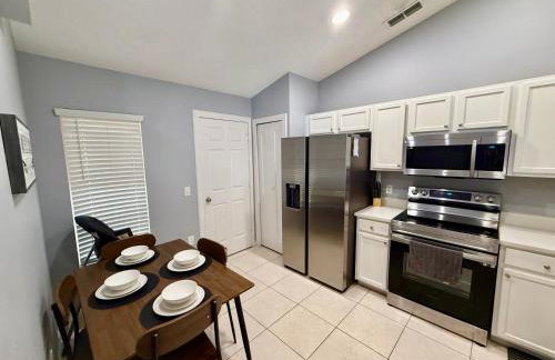 Grand Deluxe Pines 3BR Pool Home near Disney - Foto 6