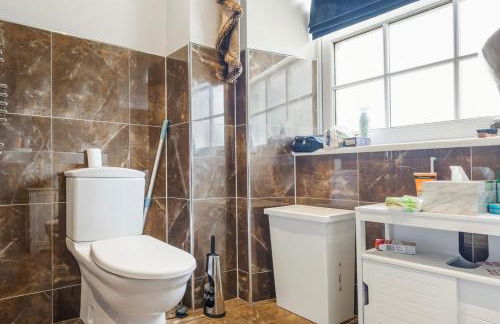 6BR House with Butler, Sauna & Hot Tub in Glasgow - Photo 31