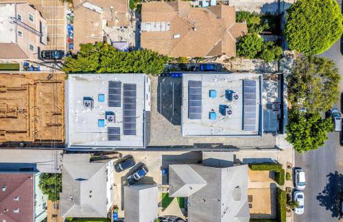 Luxury Townhome with Gated Parking and Private Balcony - Photo 37